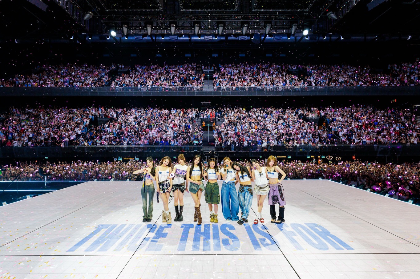 TWICE no último show da turnê THIS IS FOR World Tour, antes de entrar de férias. Imagem: Instagram/@twicetagram
