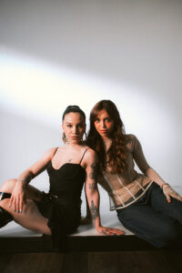 Priscilla e Dora Sanches em imagem promocional. Imagem: Divulgação.