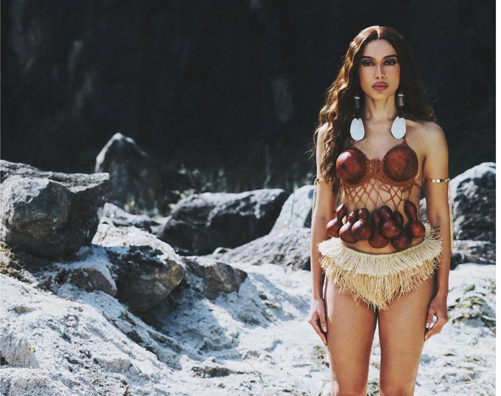 Anitta em foto promocional do curta-metragem de “EQUILIBRIVM II”. Foto: Divulgação.