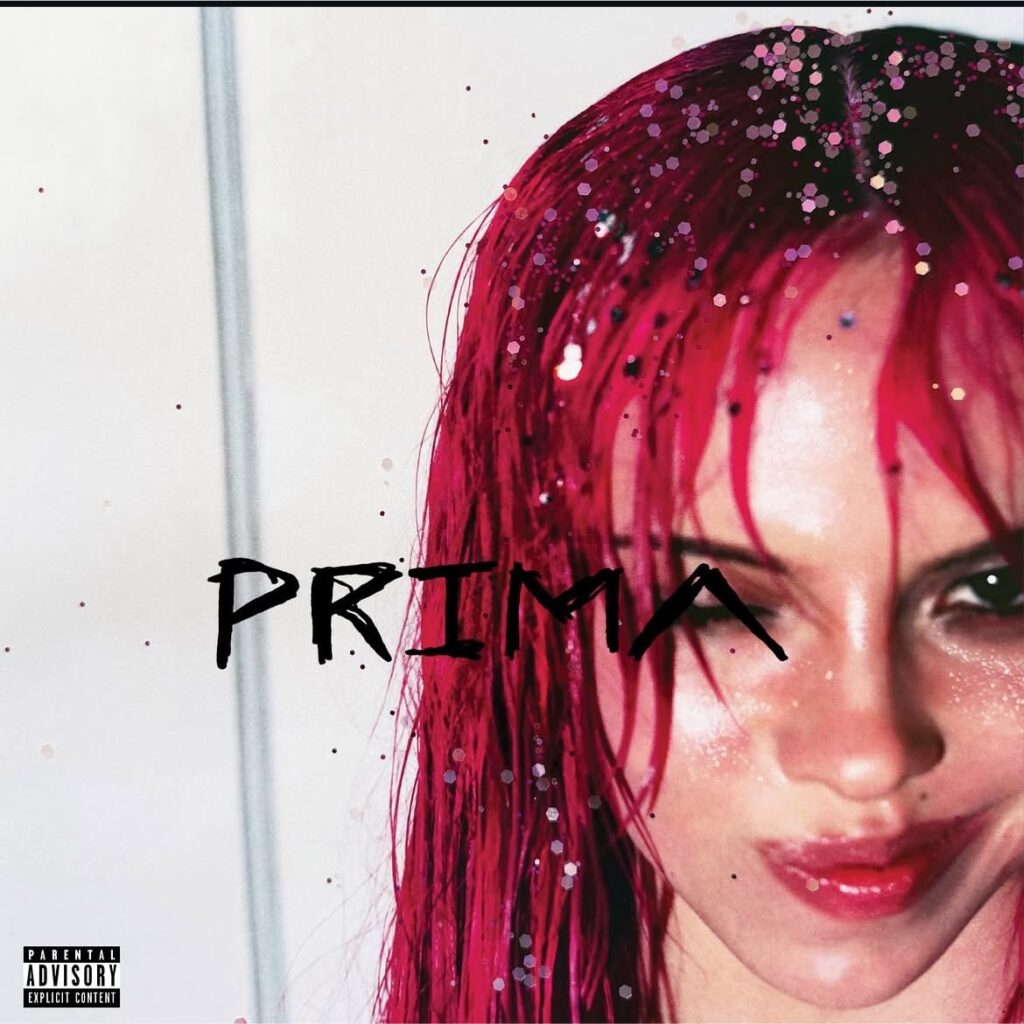 Capa do álbum de estréia de ADÉLA, "PRIMA". Imagem: Divulgação.