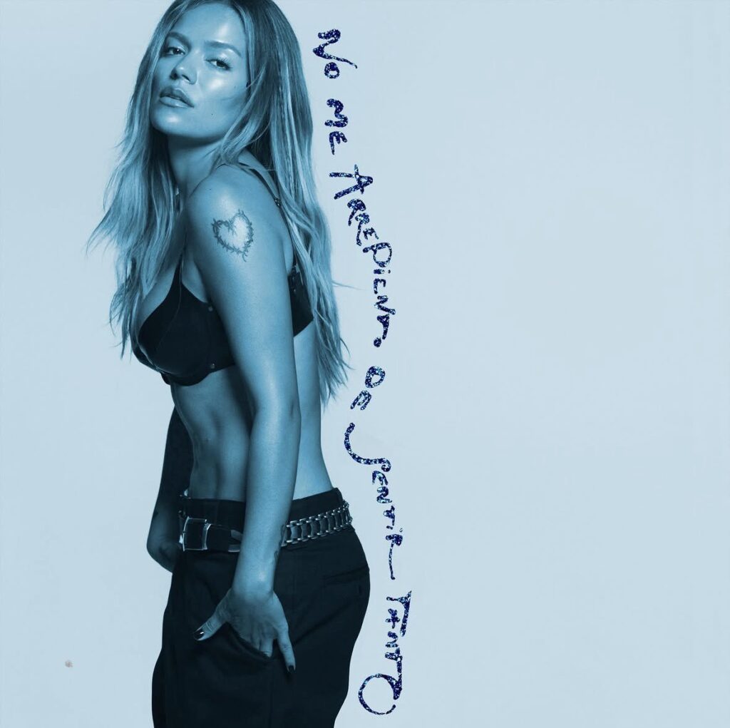 Capa oficial do álbum "No Me Arrepiento De Sentir Tanto". Foto: Divulgação.