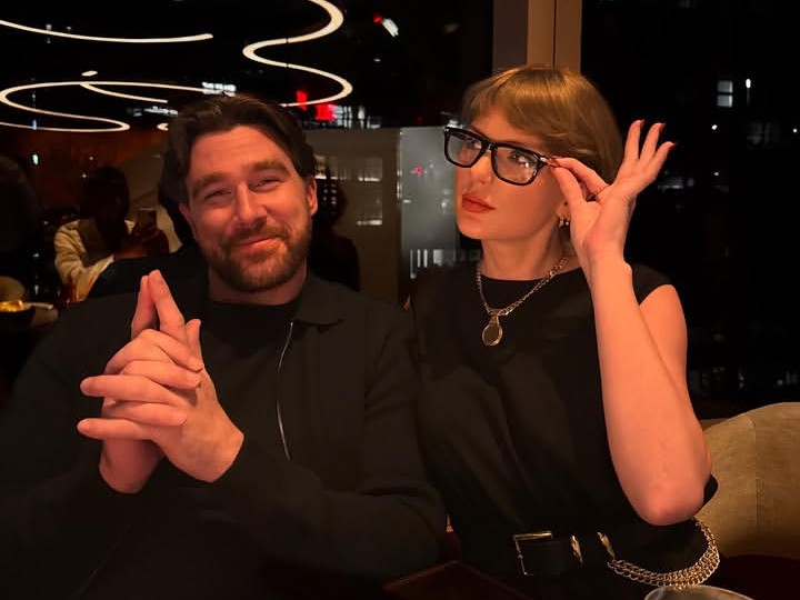 Travis Kelce e Taylor Swift em imagem compartilhada nas redes sociais. Foto: Reprodução/Instagram.