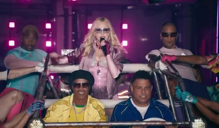 Madonna se apresenta no show do intervalo da final da Copa do Mundo FIFA 2026 ao lado das lendas do futebol Ronaldo e Ronaldinho. Foto: Reprodução/Instagram.