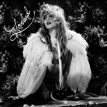 Suki Waterhouse para a capa de "Loveland". Imagem: Divulgação