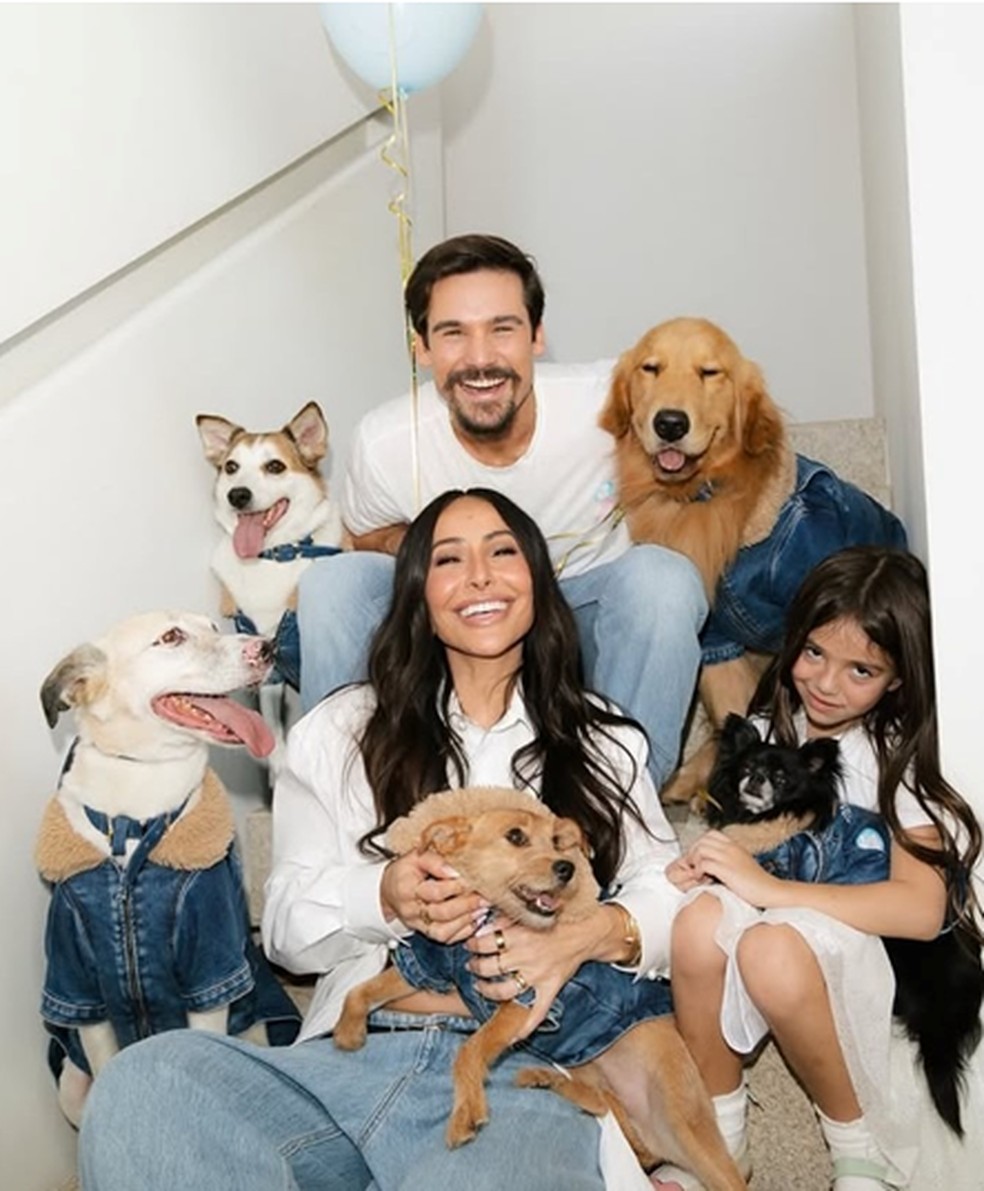 Sabrina Sato, Nicolas Prattes, Zoe e os cachorros em imagem de divulgação do reality Dog House Brasil. Foto: Lusca/Divulgação.