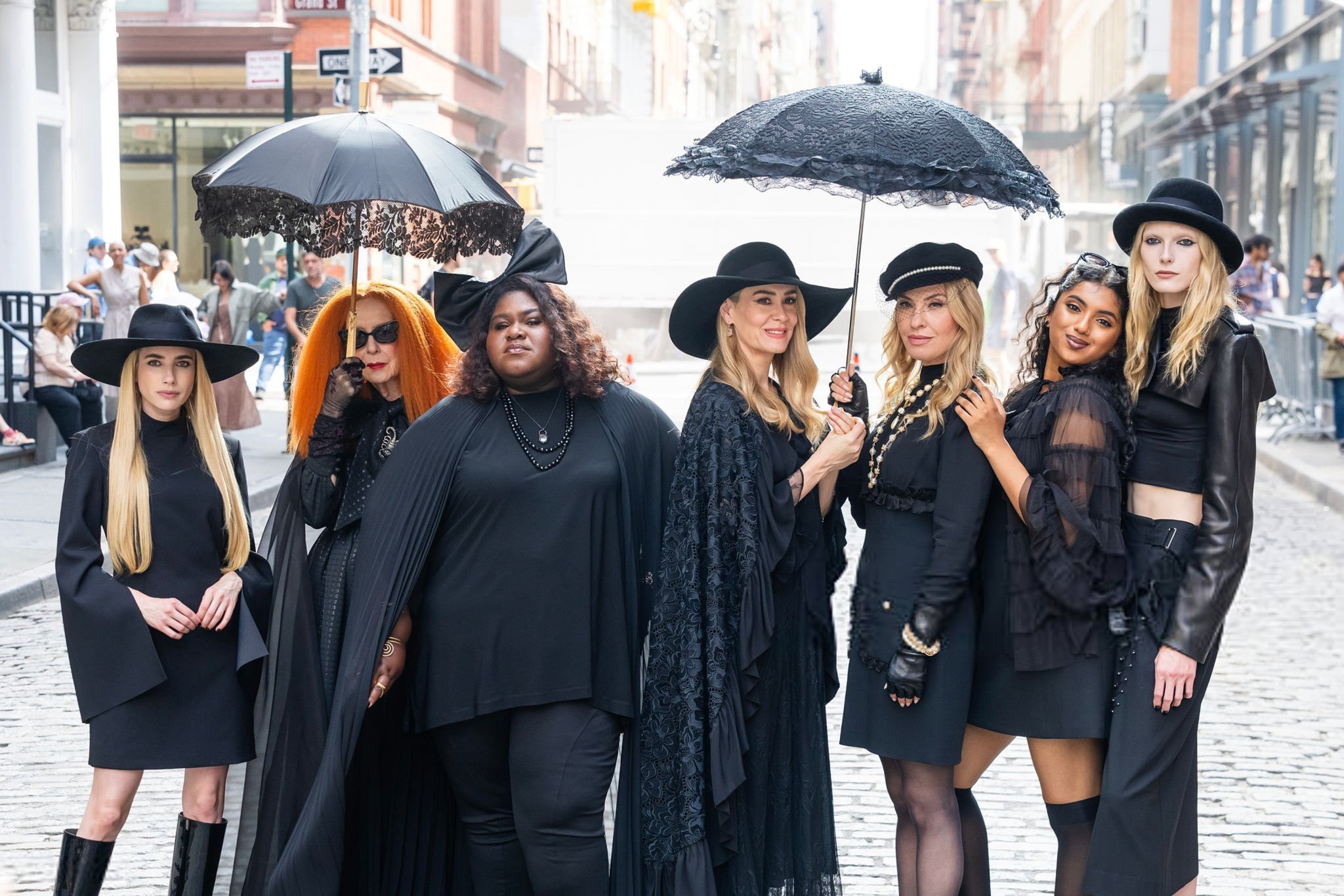 Elenco oficial de "American Horror Story: 13" nos bastidores das gravações. Imagem: Reprodução / X.