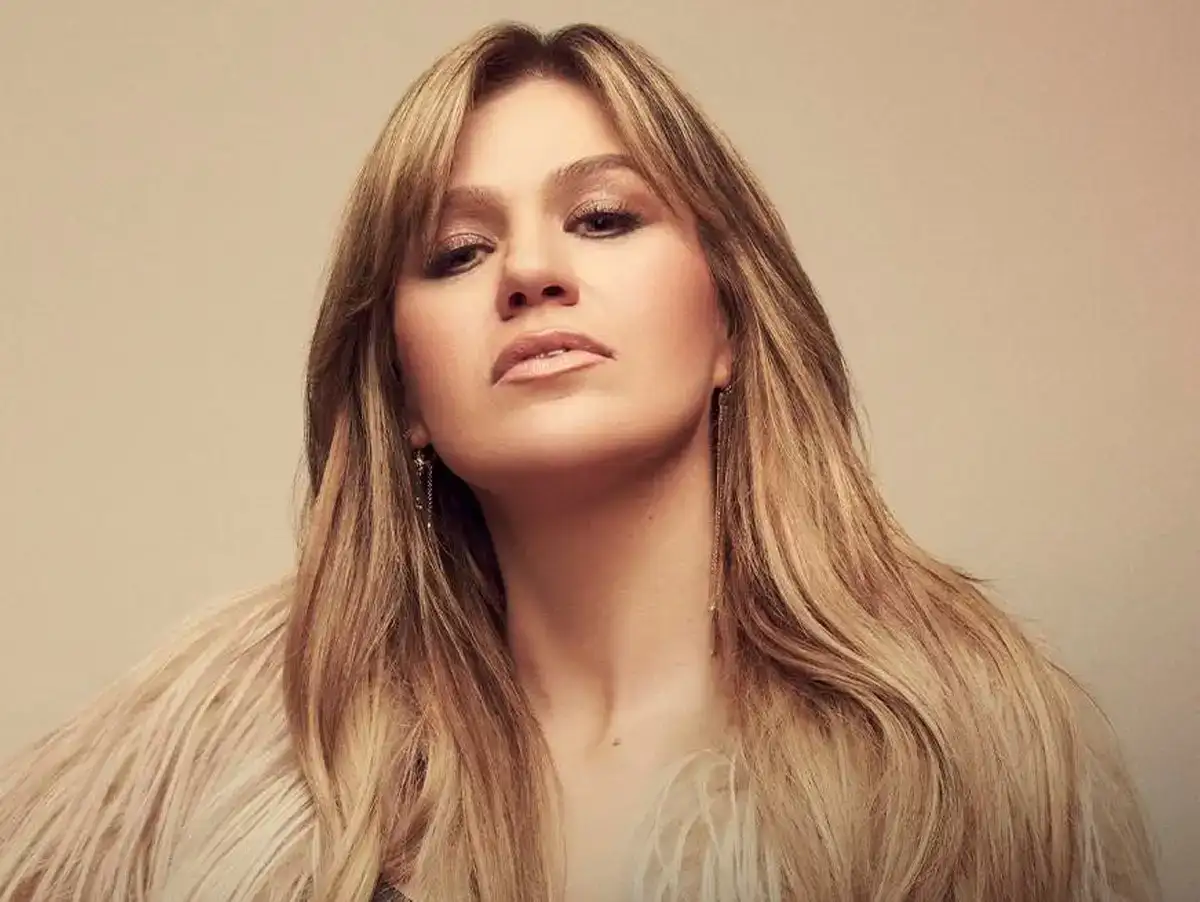 Kelly Clarkson em foto promocional. Imagem: Reprodução.