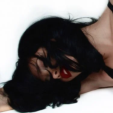 Nessa Barrett para a capa de "Tough Love". Imagem: Divulgação