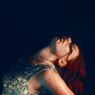 Rose Gray para seu single "Just be bodies". Imagem: Divulgação