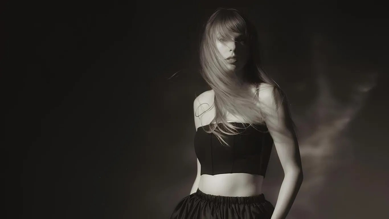 Taylor Swift em imagem promocional do álbum "The Tortured Poets Department". Foto: Divulgação.
