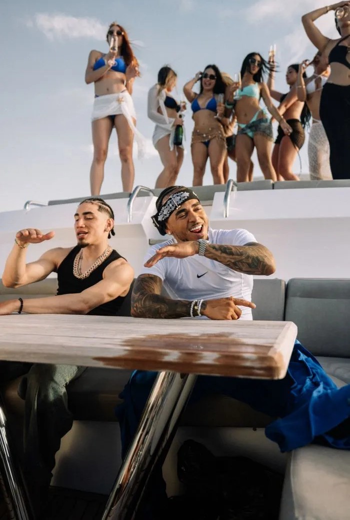 Ozuna e Omar Courtz em imagem promocional do single "ZIZI". Foto: Divulgação.