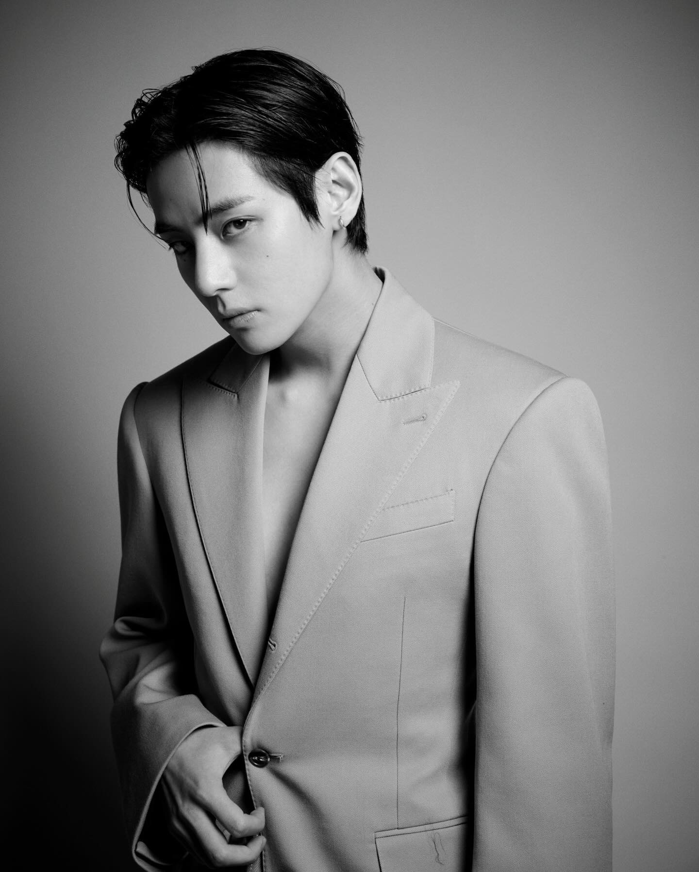 V, cujo nome real é Kim Taehyung, fotografado para a revista Celine. Imagem: Kim Heejune/Celine