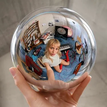 Capa de "INSTINCT" de Angèle. Imagem: Divulgação