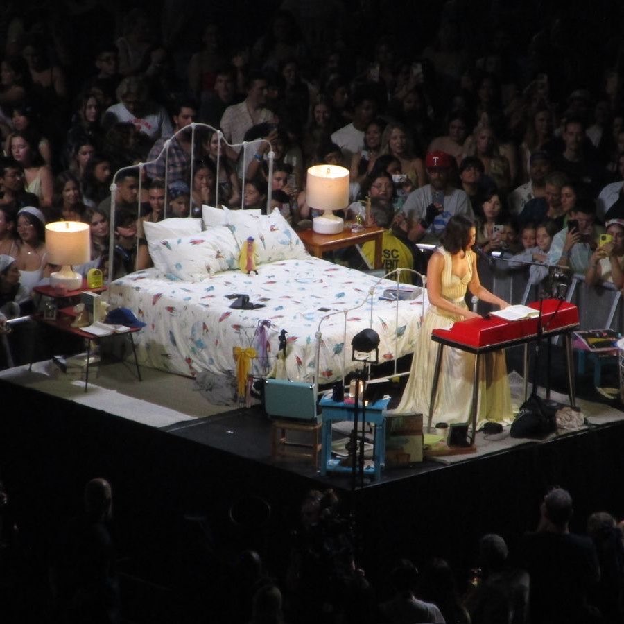 Cama e lençol usados no cenário de shows de Gracie Abrams e que inspiraram a letra de "The Governor's Waltz". Imagem: Reprodução/X