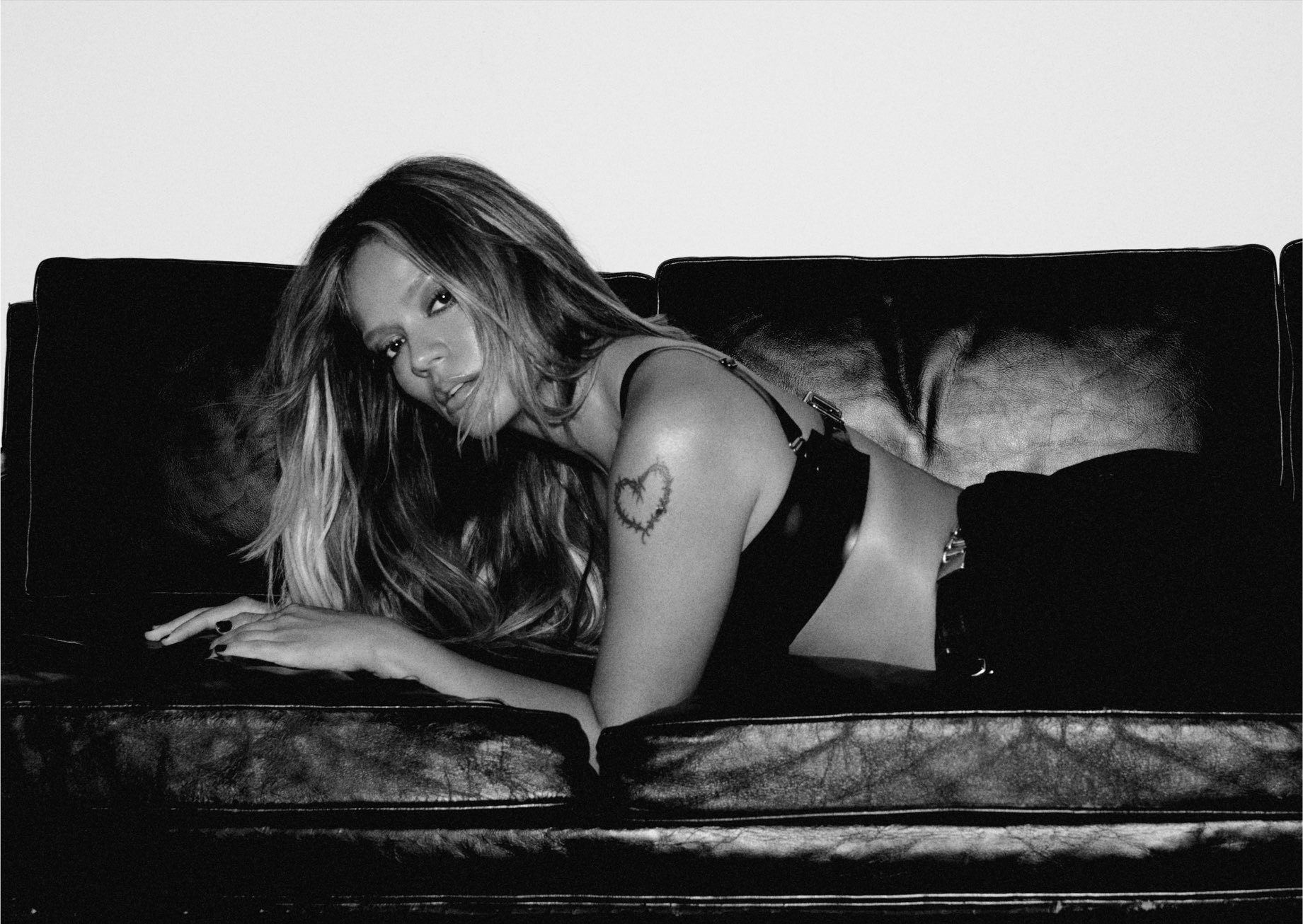 Karol G em imagem promocional de “No Me Arrepiento De Sentir Tanto”. Foto: Divulgação.
