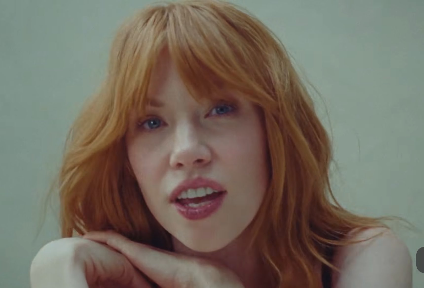 Carly Rae Jepsen no clipe de "Motivation". Imagem: Divulgação.