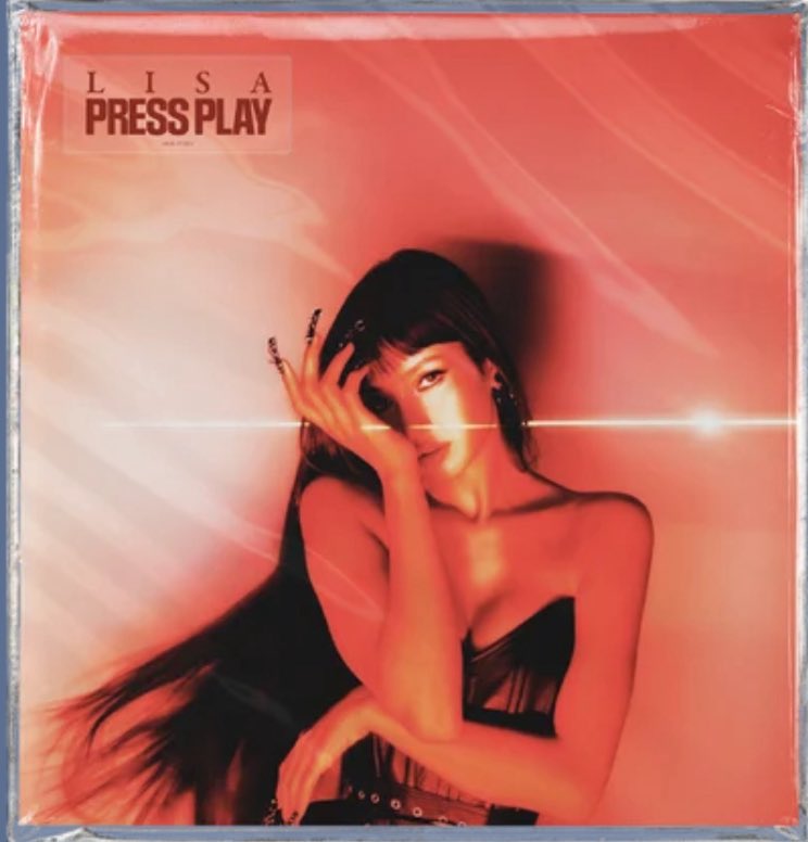 CD físico de "PRESS PLAY", novo EP de LISA. Imagem: Reprodução/LISA Official UK Shop