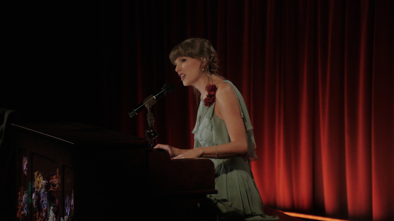 Taylor Swift durante apresentação no The Icon Sessions, do Grammy Museum. Foto: Reprodução/YouTube.