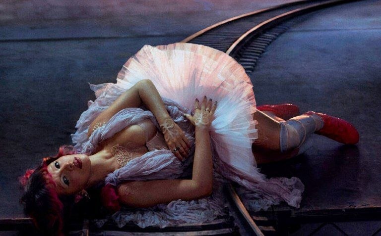 Melanie Martinez no ensaio de fotos para a V Magazine
