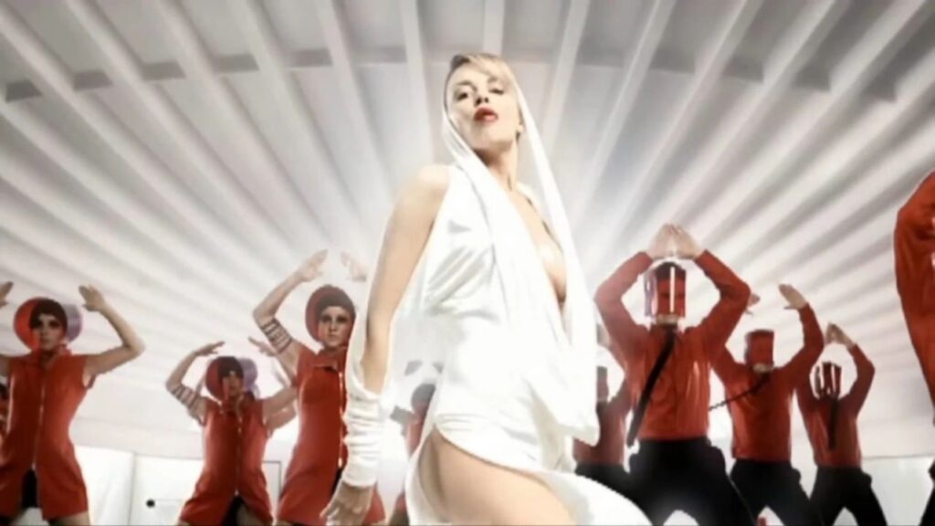 Kylie Minogue em imagem promocional do single "Can’t Get You Out of My Head". Foto: Divulgação.