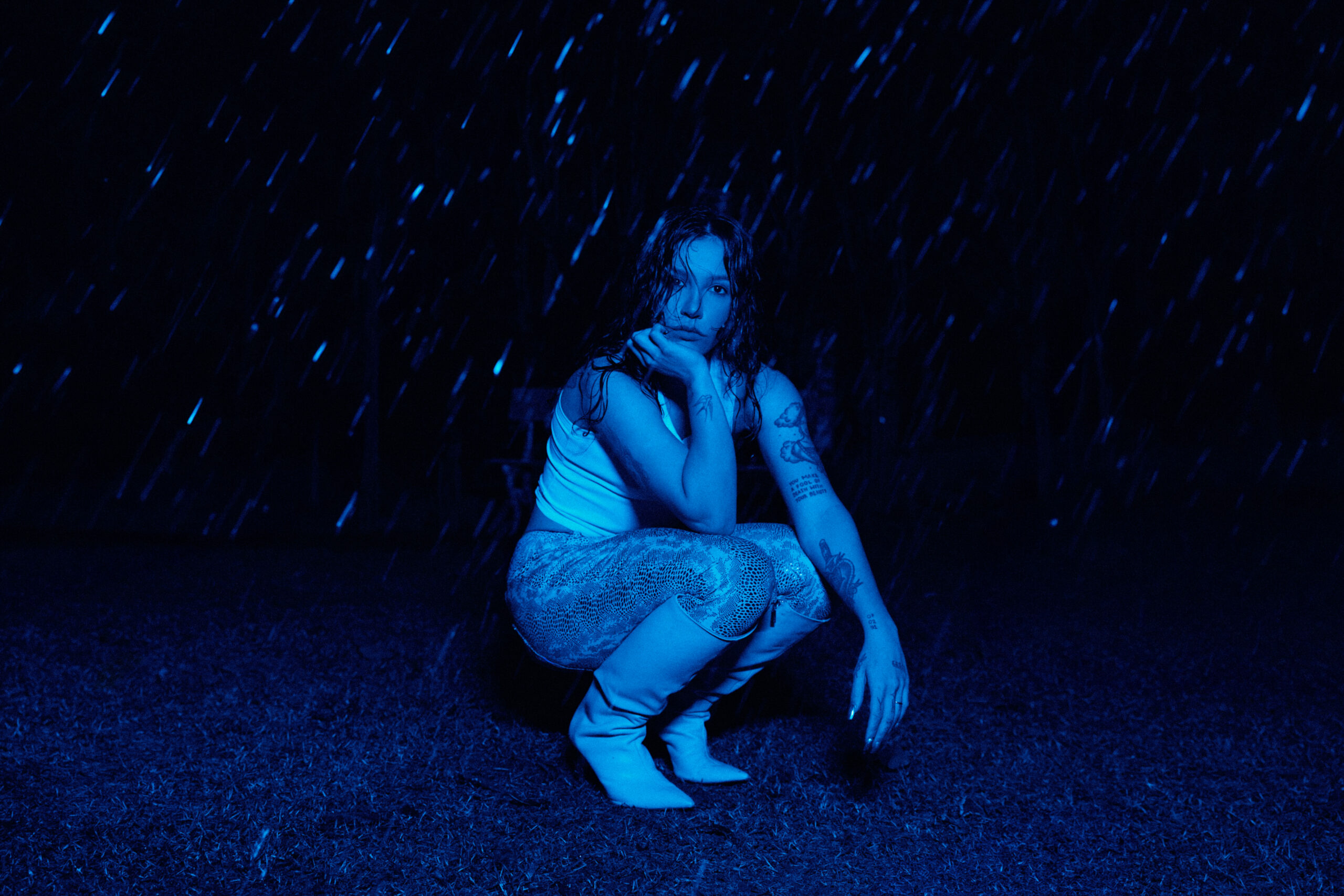 PRISCILLA em foto promocional para seu álbum "ECO". Imagem: Mateus Aguiar