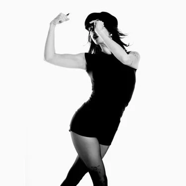 Rebecca Black para a capa de "MIchael". Imagem: Divulgação