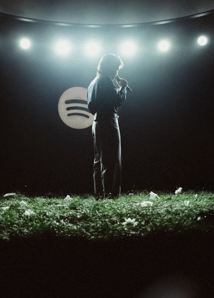 Jão em imagem divulgada pelo spotify em suas redes sociais.