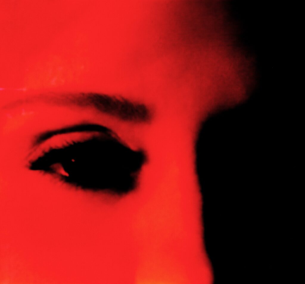 Os olhos de Miley Cyrus em uma imagem que pressupõe uma nova era. Imagem: Divulgação.