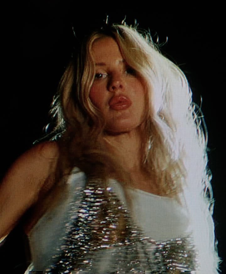 Ellie Goulding em imagem promocional de "Ravers". Foto: Divulgação.