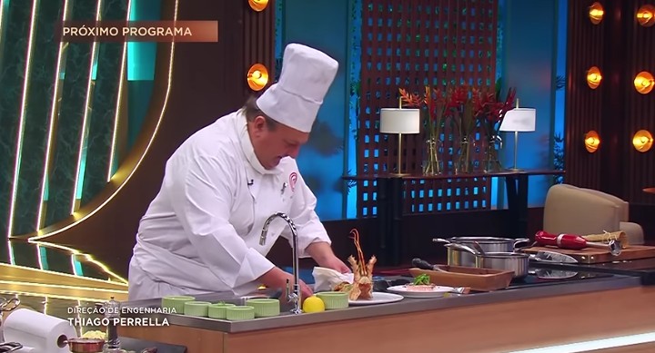 Erick Jacquin ensina aos participantes do MasterChef Brasil como preparar lagosta com tutano e espumante. Foto: Reprodução/Band.