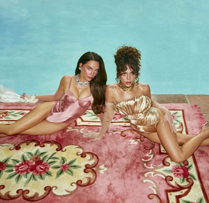 Danna e Belinda em imagem promocional do single “DOLCE VITA”. Foto: Divulgação.