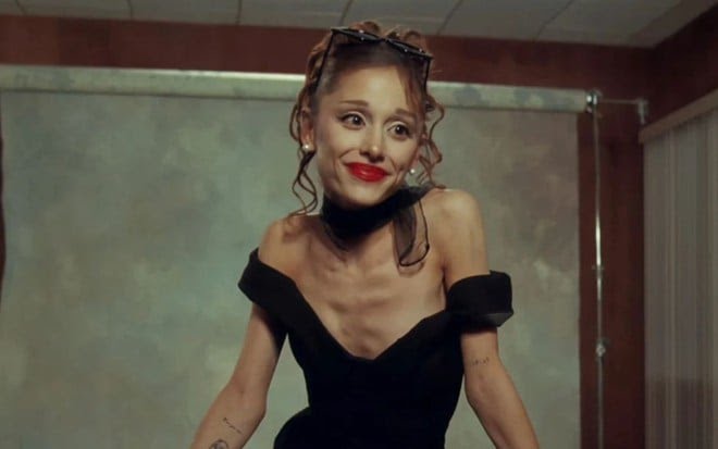 Ariana Grande em cena do videoclipe de "Petal". Foto: Reprodução/YouTube.