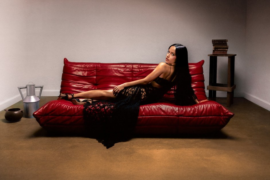 Becky G em imagem promocional do álbum "Baraja Bendita". Foto: Divulgação.