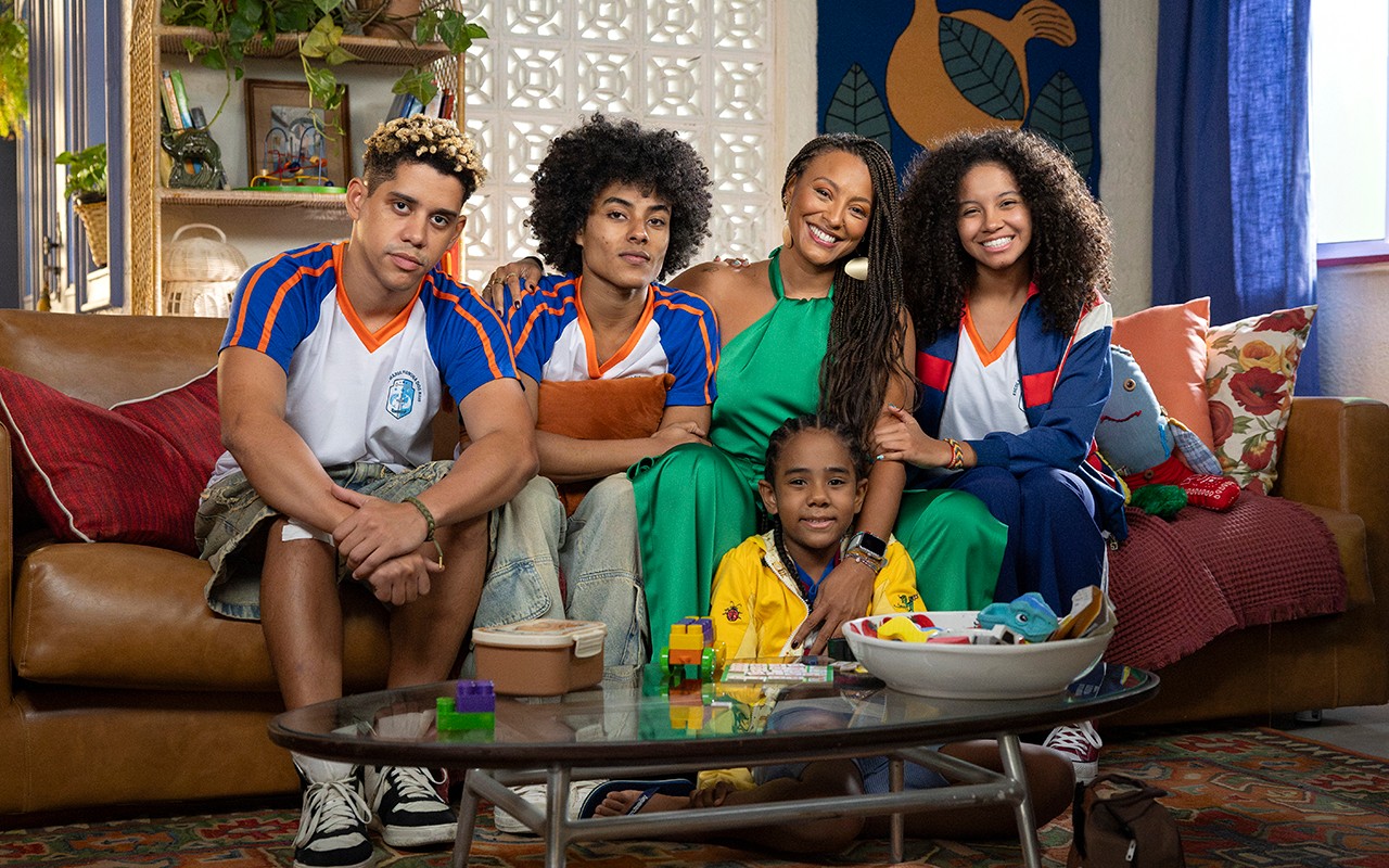 Da esquerda para direita: Peixe (Cauê Campos), Ítalo (Fabrício Assis), Bela (Sheron Menezzes), Samuca (Kadu Spinola) e Glorinha (Laura Luz) — Foto: Globo/ Manoella Mello