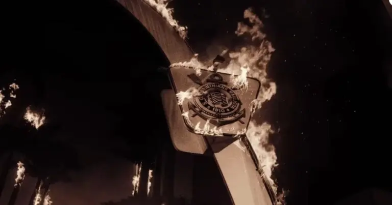 Parque São Jorge, sede social e política do Corinthians, em chamas no videoclipe de "Don't Panic". Foto: Reprodução/YouTube.