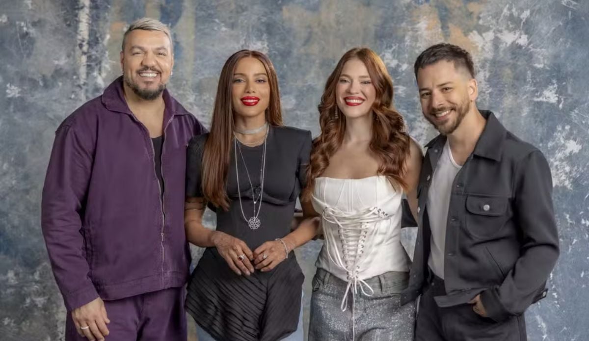 A apresentadora do Estrelas da Casa, Ana Clara, ao lado da conselheira Anitta e dos mentores Belo e Junior. Foto: Globo/Beatriz Damy.
