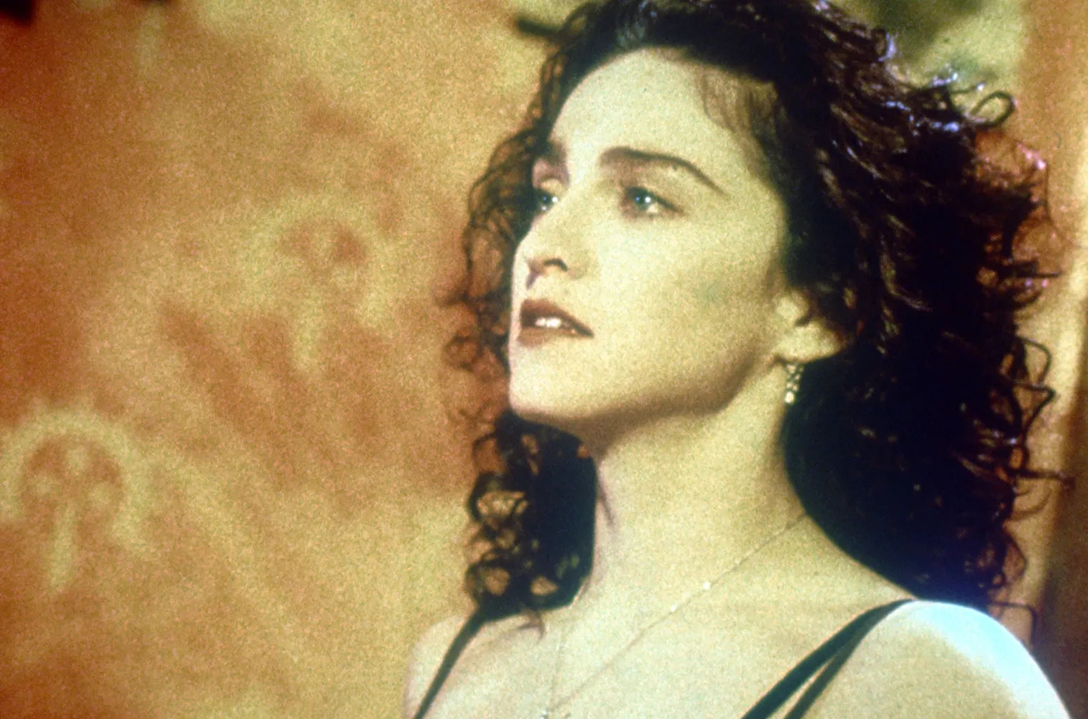 Madonna no videoclipe de Like A Prayer, música adaptada com IA que levou a Austrália a banir músicas criadas com inteligência artificial das paradas. Imagem: Reprodução