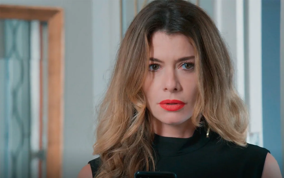 Vanessa ficará transtornada após descobrir que não assumirá a presidência do hospital. Foto: Reprodução/Globo.