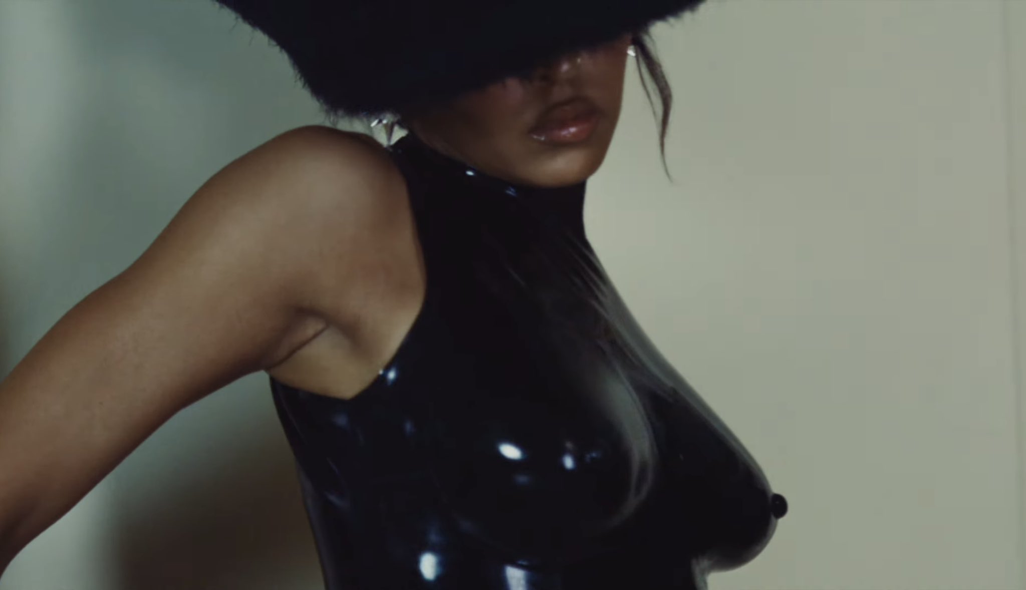Tinashe para o clipe de "Melatonin". Imagem: Reprodução / X