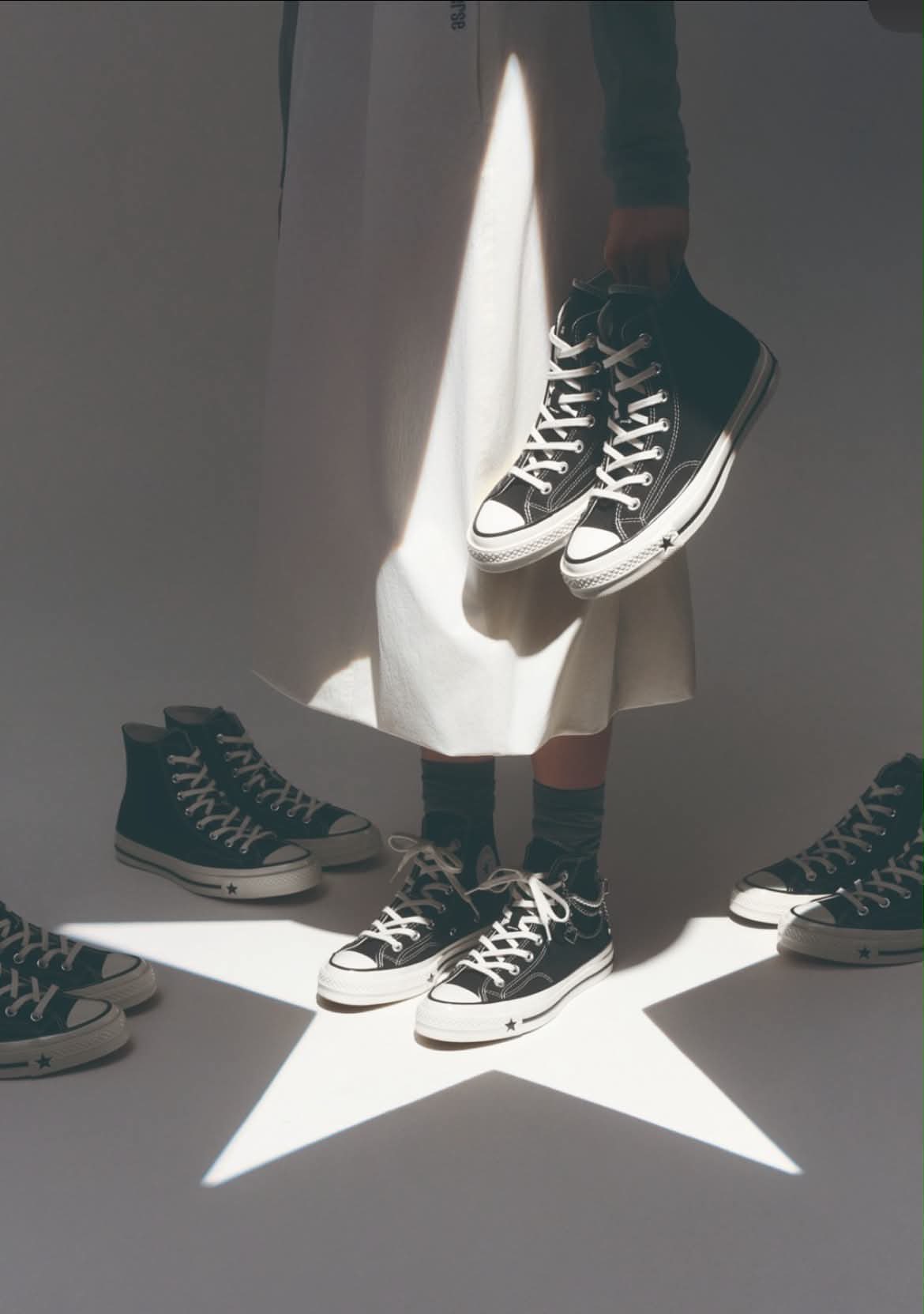 Imagem do photoshoot de Karina para a Converse que gerou controvérsias. Imagem: Converse