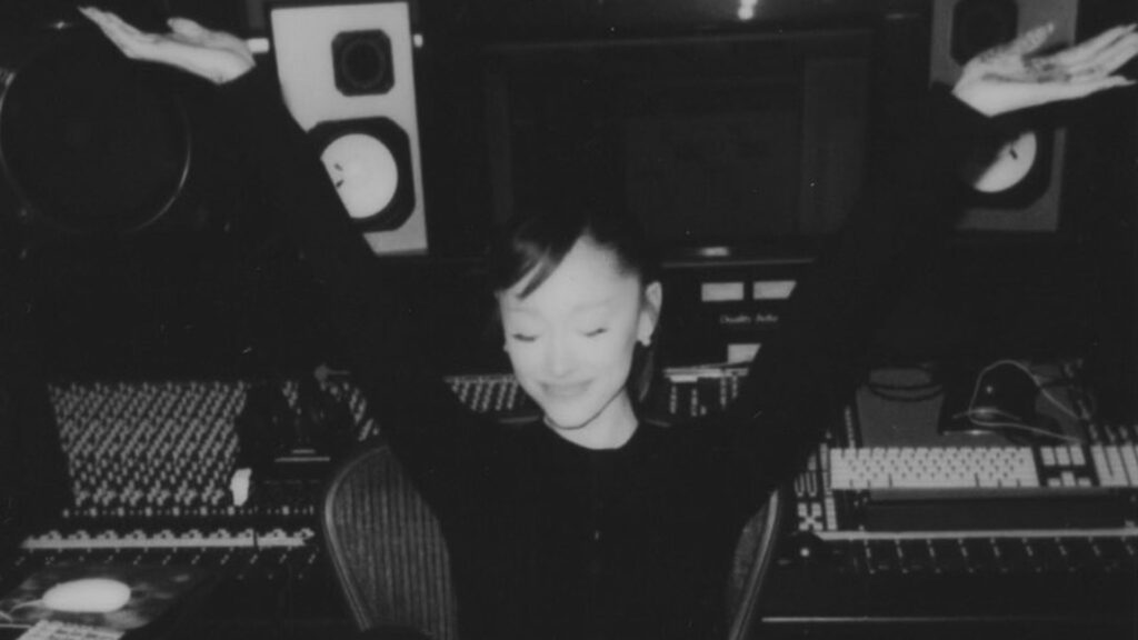 Ariana Grande em imagem promocional. Foto: Divulgação