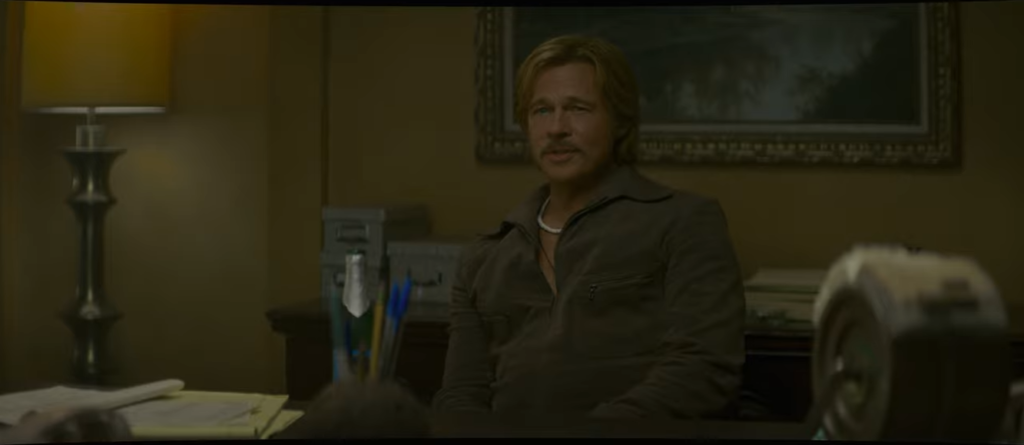 Brad Pitt como Cliff Booth. Imagem: Reprodução/Trailer
