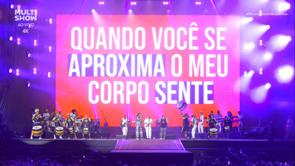 Olodum e Gilsons interagem enquanto tocam "Deusa do amor" juntos. Imagem: Divulgação/ Multishow/Globoplay