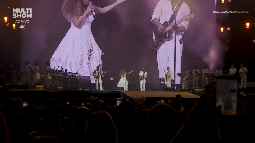 Daniela Mercury canta ao lado de Gilsons durante o show. Imagem: Divulgação/ Multishow/Globoplay