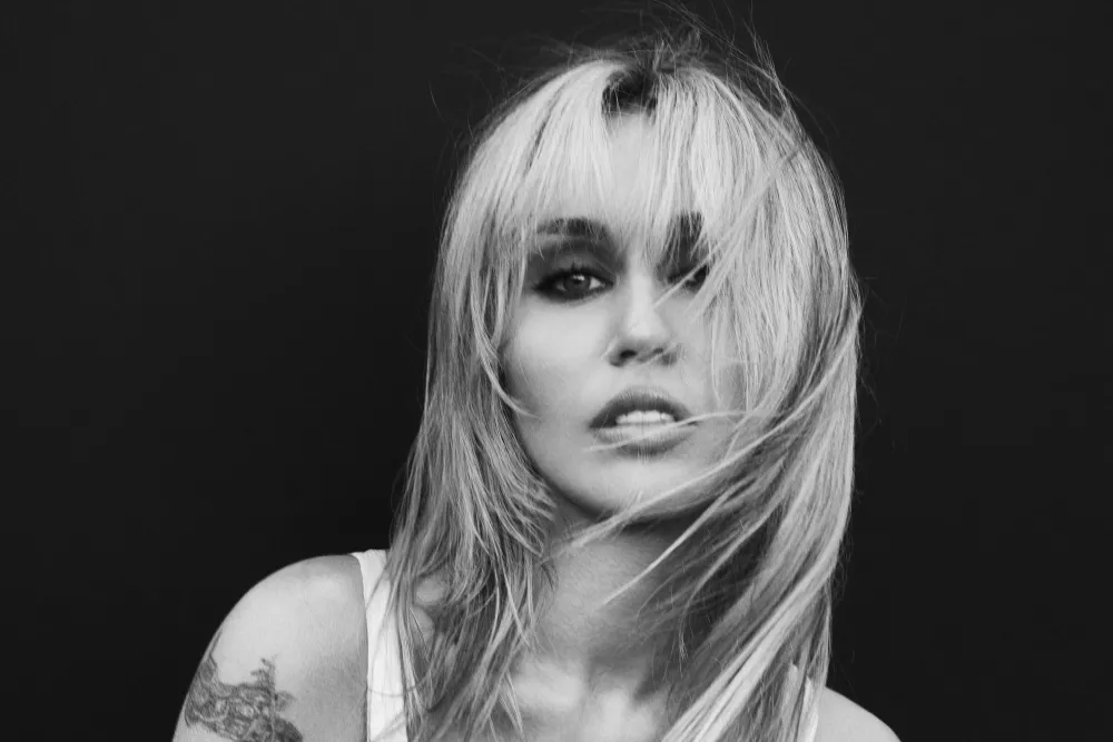 Miley Cyrus em foto divulgada. Imagem: Reprodução / Mert Alas