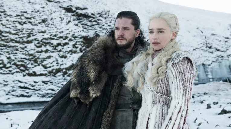 John Snow e Daenerys targaryen em "Game of Thrones". Imagem: Reprodução/HBO