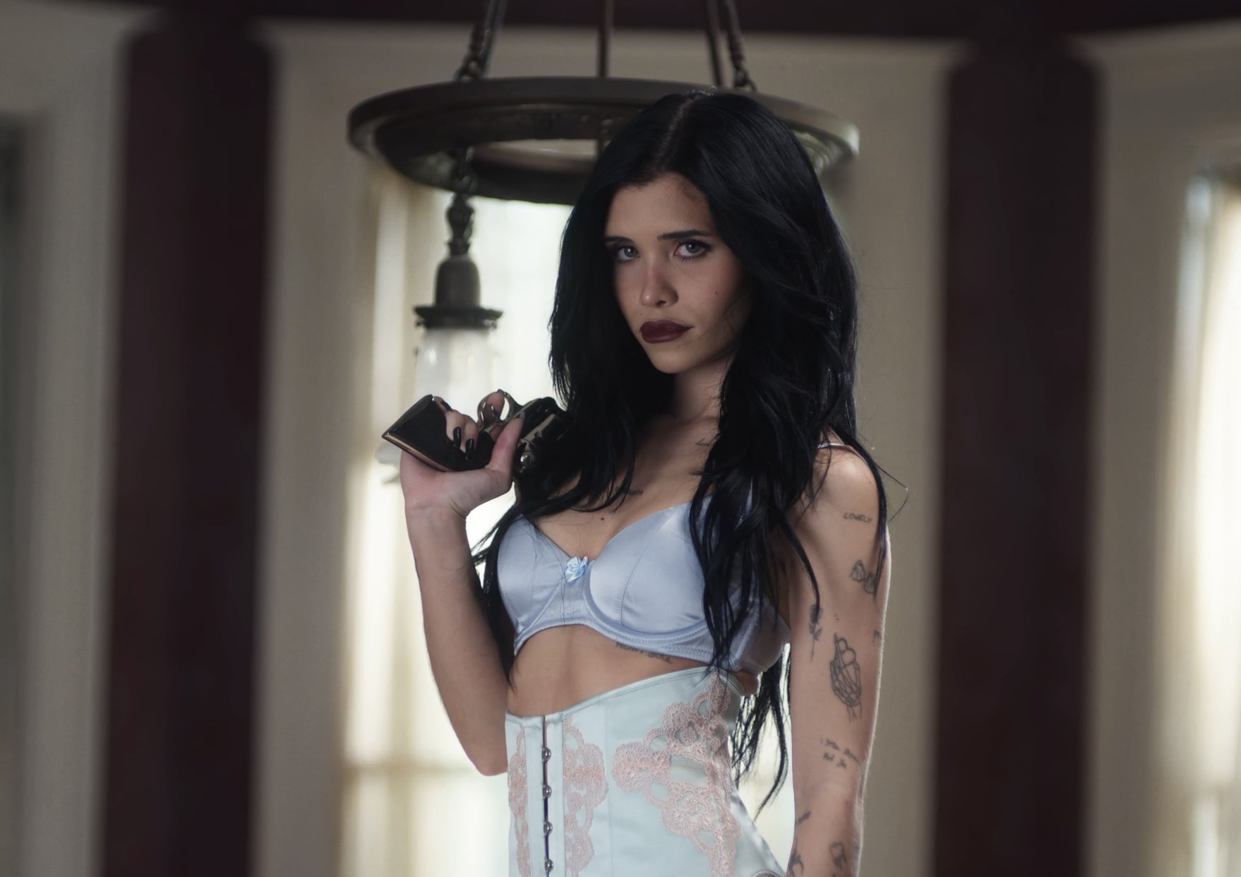 Nessa Barrett no videoclipe de "Tough Love". Imagem: Reprodução/YouTube