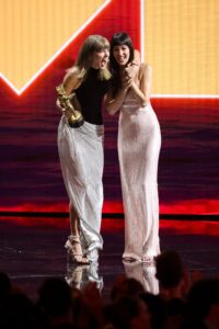 Taylor Swift e Dakota Johnson no VMA 2026. Imagem: VMA X /Reprodução