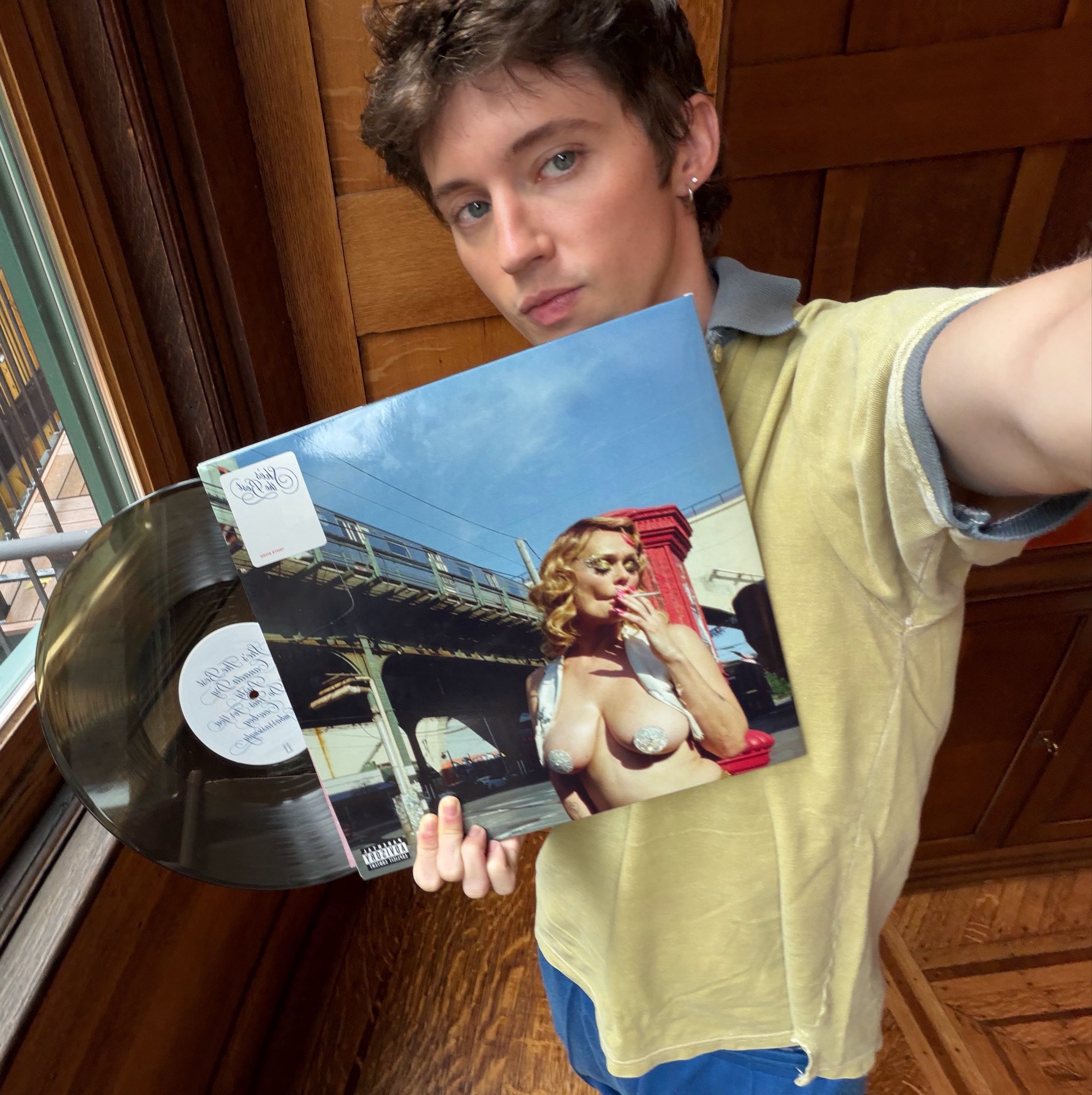 Troye Sivan com vinil de seu próximo álbum "She's The Best". Imagem: Reprodução