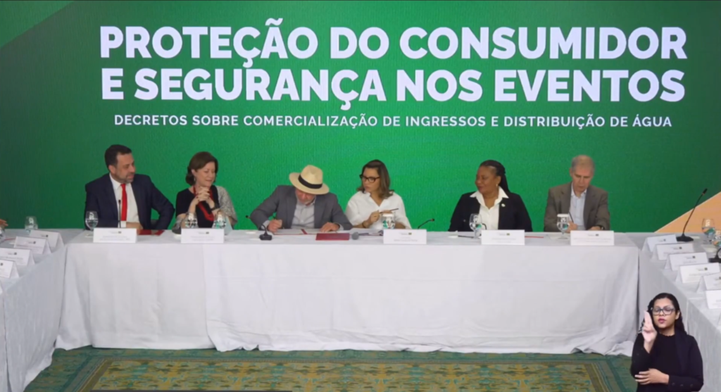 Presidente Lula durante assinatura de decretos para combater o cambismo digital e proteger os consumidores. Foto: Reprodução/Governo Federal.